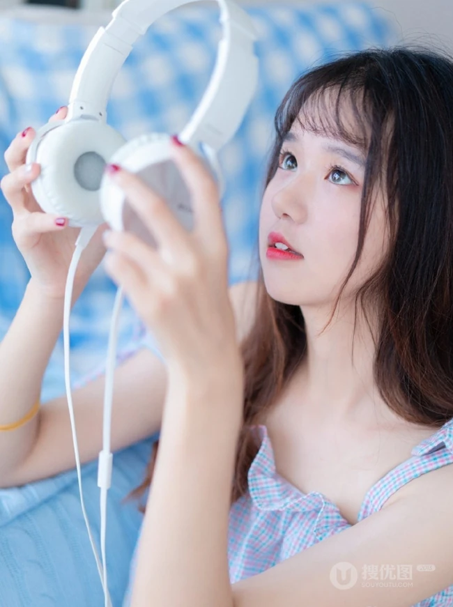 高颜值齐刘海可爱好看的女生室内甜美个人写真
