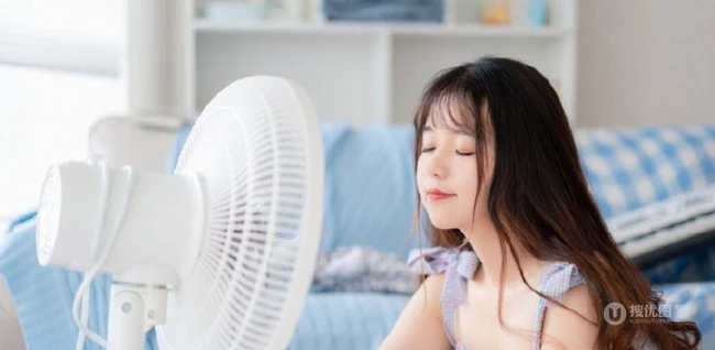 高颜值齐刘海可爱好看的女生室内甜美个人写真