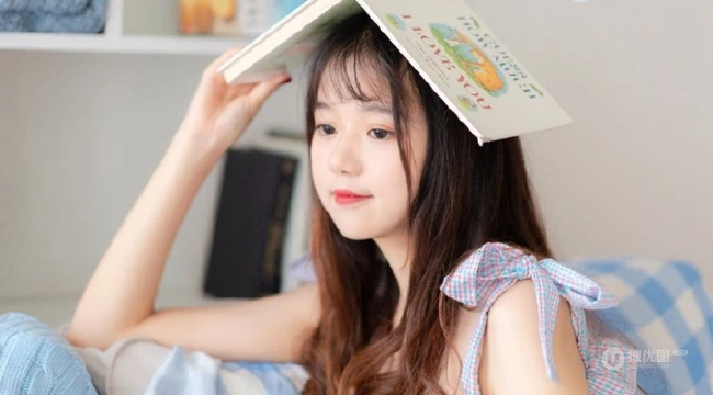 高颜值齐刘海可爱好看的女生室内甜美个人写真