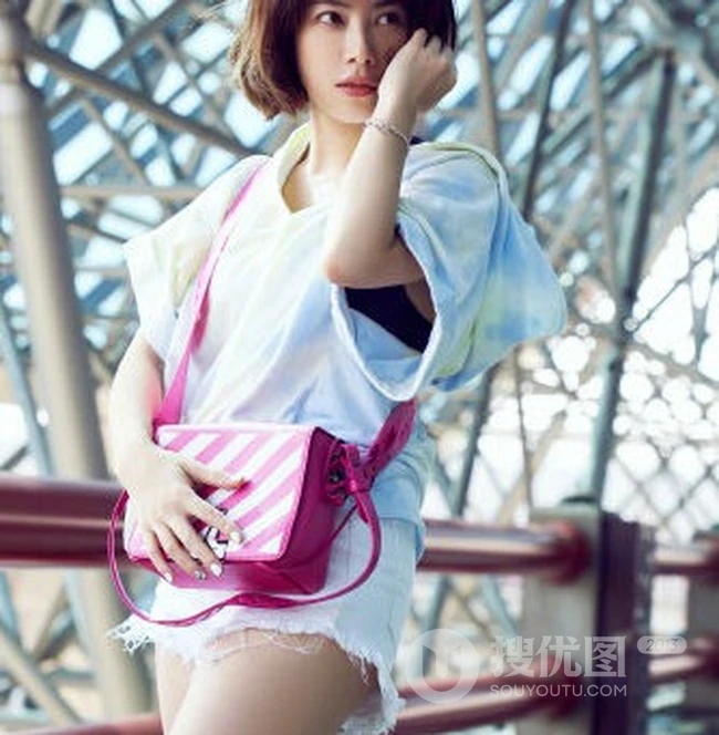 台湾妹子徐怀钰宽松卫衣搭白色短裤街拍照片