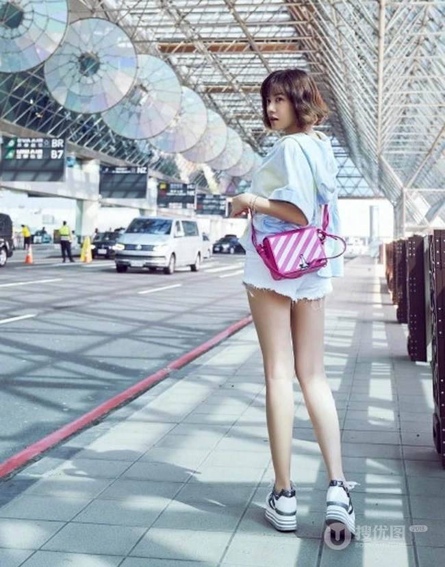 台湾妹子徐怀钰宽松卫衣搭白色短裤街拍照片