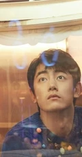 国内男模纪凌尘游戏厅个性洒脱活泼调皮写真