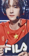 明星帅哥王一博头戴耳麦解说，帅气发型两边分