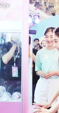 少女宋祖儿着黄色连衣裙在沙发上的唯美写真