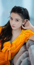 少女宋祖儿着黄色连衣裙在沙发上的唯美写真