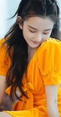 少女宋祖儿着黄色连衣裙在沙发上的唯美写真