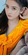 少女宋祖儿着黄色连衣裙在沙发上的唯美写真