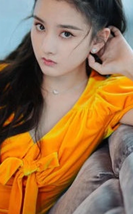 少女宋祖儿着黄色连衣裙在沙发上的唯美写真