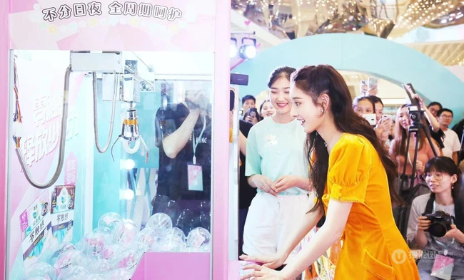 少女宋祖儿着黄色连衣裙在沙发上的唯美写真