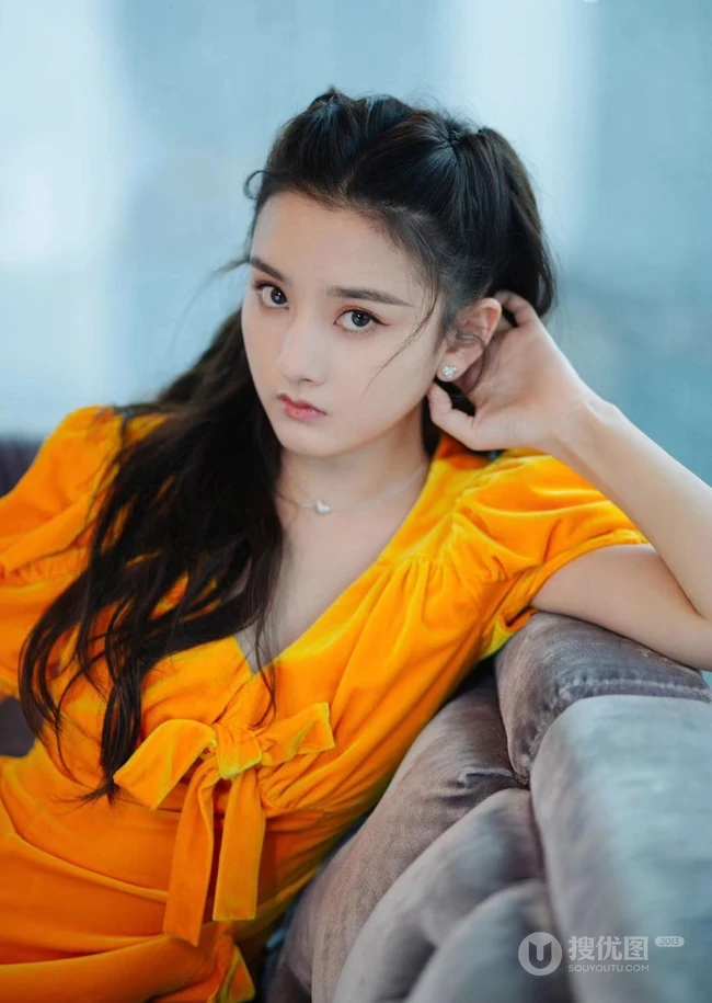 少女宋祖儿着黄色连衣裙在沙发上的唯美写真