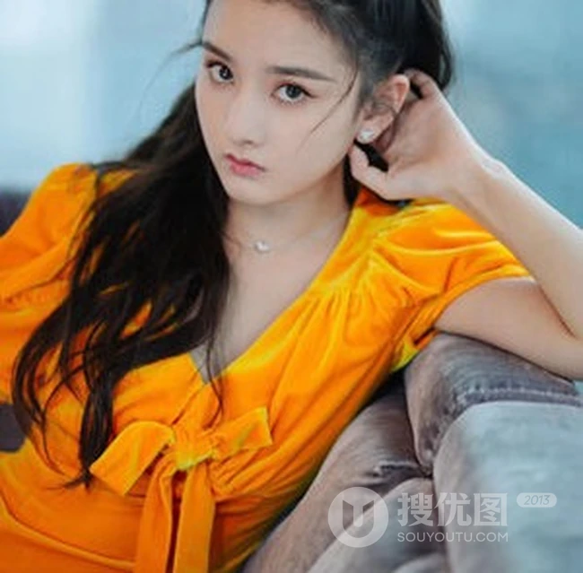 少女宋祖儿着黄色连衣裙在沙发上的唯美写真