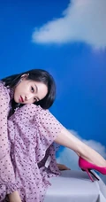 宋茜紫色黑点褶皱裙高清写真，利落短发发型很淑女