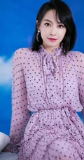 宋茜紫色黑点褶皱裙高清写真，利落短发发型很淑女