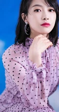 宋茜紫色黑点褶皱裙高清写真，利落短发发型很淑女