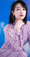 宋茜紫色黑点褶皱裙高清写真，利落短发发型很淑女