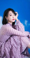 宋茜紫色黑点褶皱裙高清写真，利落短发发型很淑女