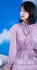 宋茜紫色黑点褶皱裙高清写真，利落短发发型很淑女
