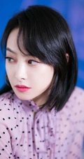 宋茜紫色黑点褶皱裙高清写真，利落短发发型很淑女