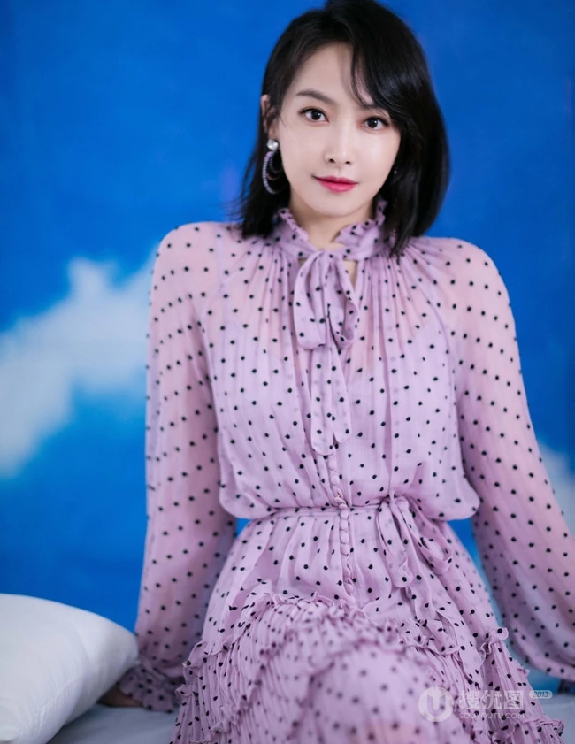 宋茜紫色黑点褶皱裙高清写真，利落短发发型很淑女