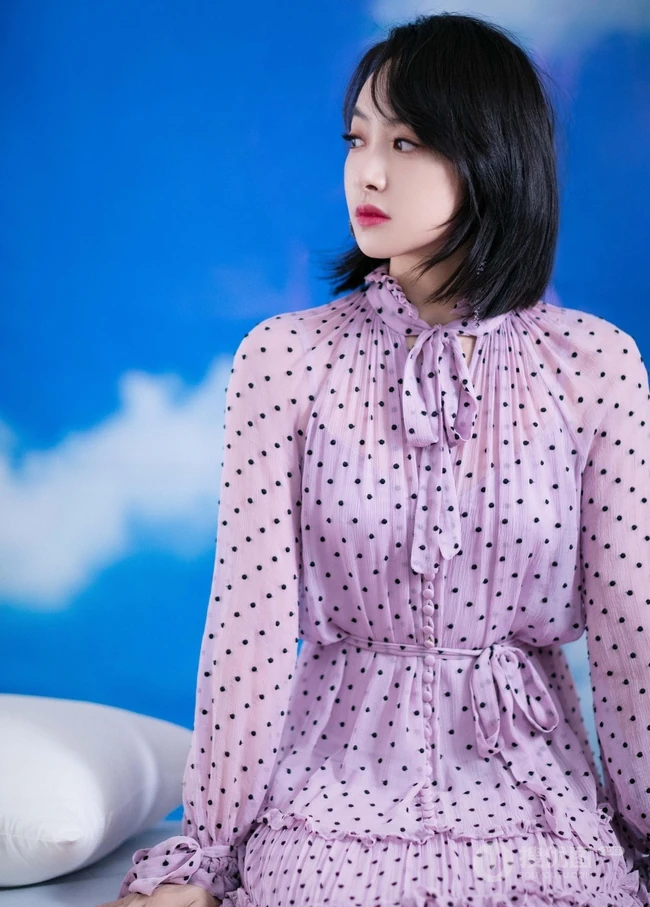 宋茜紫色黑点褶皱裙高清写真，利落短发发型很淑女