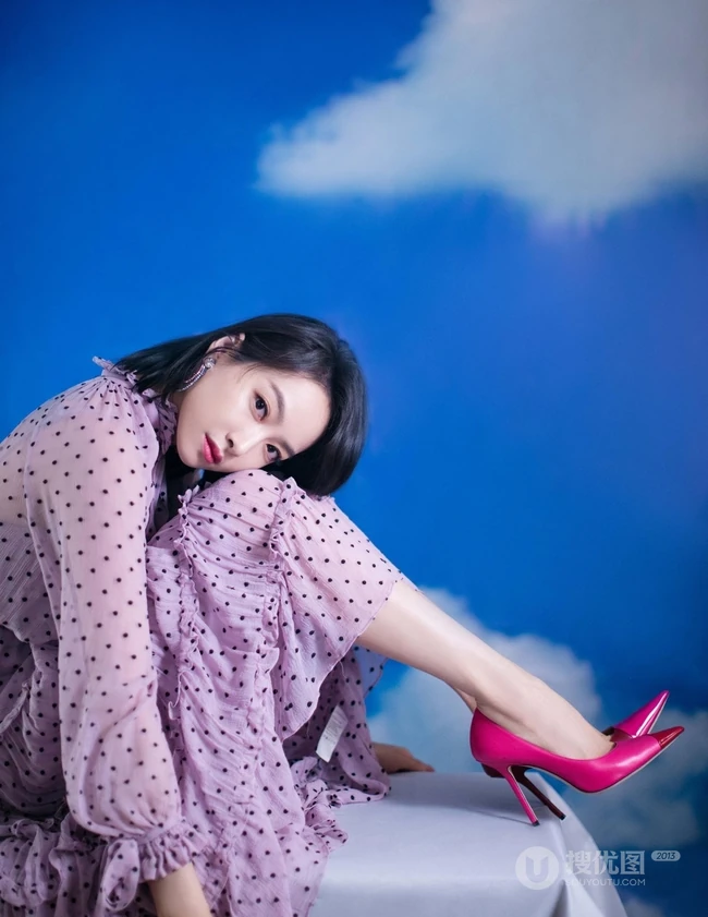 宋茜紫色黑点褶皱裙高清写真，利落短发发型很淑女