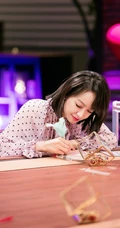 宋茜紫色黑点褶皱裙高清写真，利落短发发型很淑女