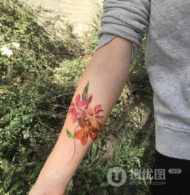 小手臂上色彩鲜艳的花朵花卉纹身图案男图片 第7张