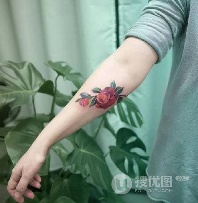 小手臂上色彩鲜艳的花朵花卉纹身图案男图片 第5张