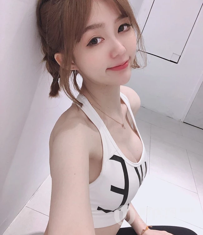 台湾气质女生翁子婷自拍美图，以及生活照片图集