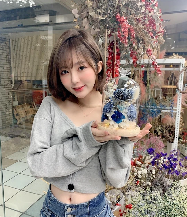 台湾气质女生翁子婷自拍美图，以及生活照片图集