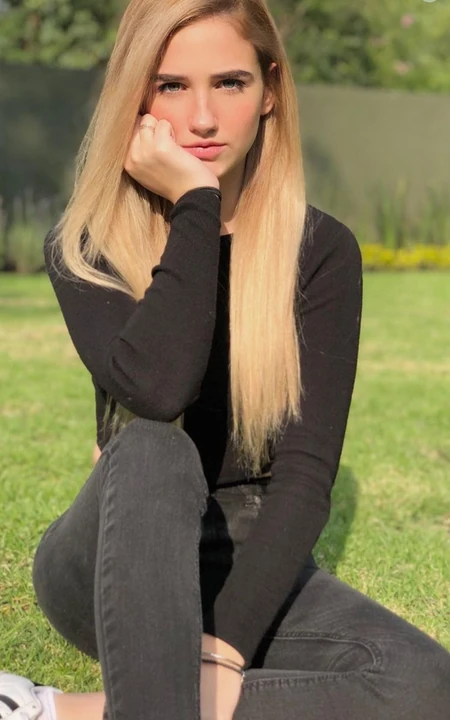 清新墨西哥女生Cons Arroyuelo写真，生活照图集