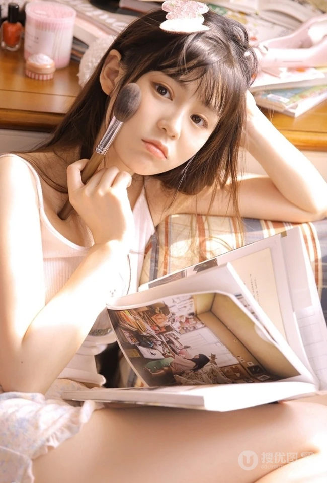 大眼萌白皙少女肩带睡衣短裤小清新唯美写真