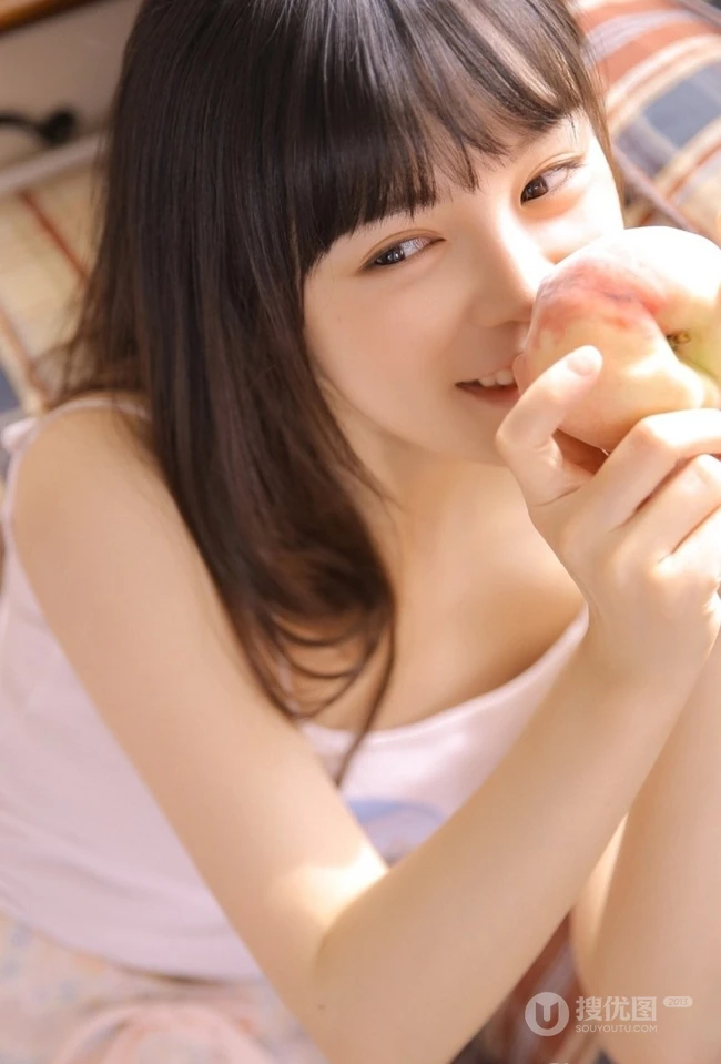 大眼萌白皙少女肩带睡衣短裤小清新唯美写真