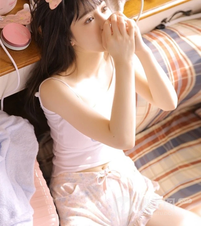 大眼萌白皙少女肩带睡衣短裤小清新唯美写真