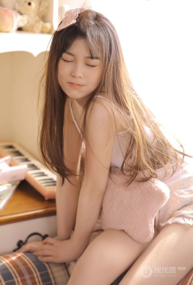 大眼萌白皙少女肩带睡衣短裤小清新唯美写真