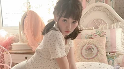 双马尾可爱小姑娘睡衣居家清新写真壁纸图片