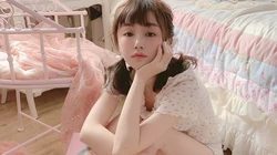 双马尾可爱小姑娘睡衣居家清新写真壁纸图片