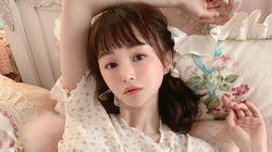 双马尾可爱小姑娘睡衣居家清新写真壁纸图片