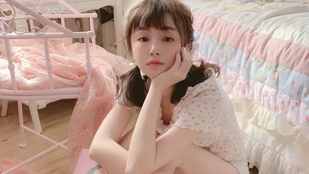 双马尾可爱小姑娘睡衣居家清新写真壁纸图片