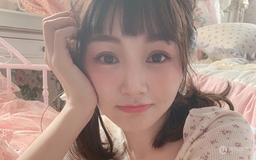 双马尾可爱小姑娘睡衣居家清新写真壁纸图片