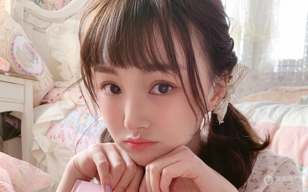 双马尾可爱小姑娘睡衣居家清新写真壁纸图片