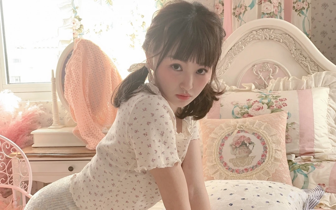 双马尾可爱小姑娘睡衣居家清新写真壁纸图片
