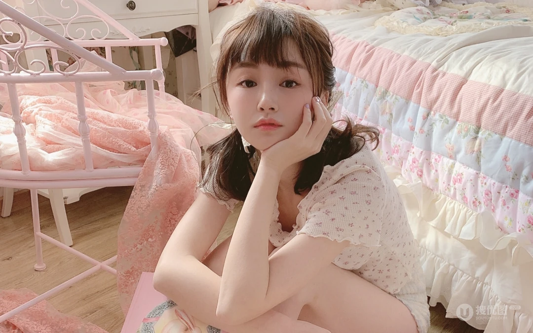 双马尾可爱小姑娘睡衣居家清新写真壁纸图片
