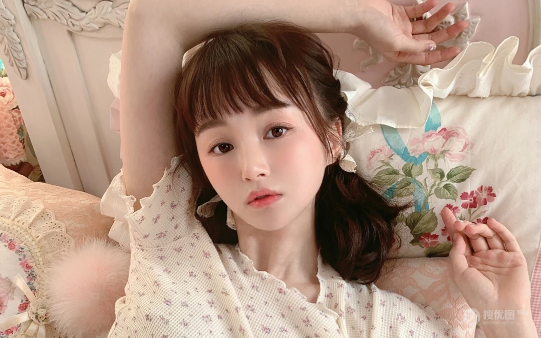 双马尾可爱小姑娘睡衣居家清新写真壁纸图片
