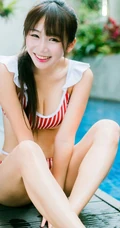 台湾气质妹子Shacy机机条纹泳装泳池写真大图