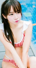 台湾气质妹子Shacy机机条纹泳装泳池写真大图