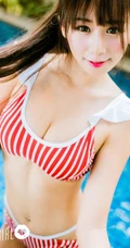 台湾气质妹子Shacy机机条纹泳装泳池写真大图