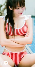 台湾气质妹子Shacy机机条纹泳装泳池写真大图