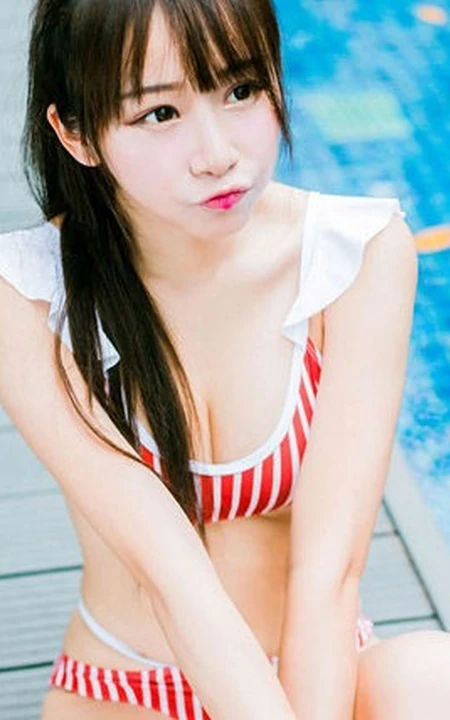 台湾气质妹子Shacy机机条纹泳装泳池写真大图