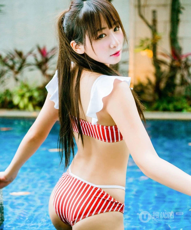 台湾气质妹子Shacy机机条纹泳装泳池写真大图